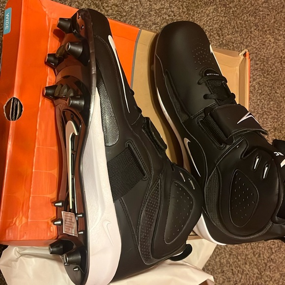 Athletic_Shoes